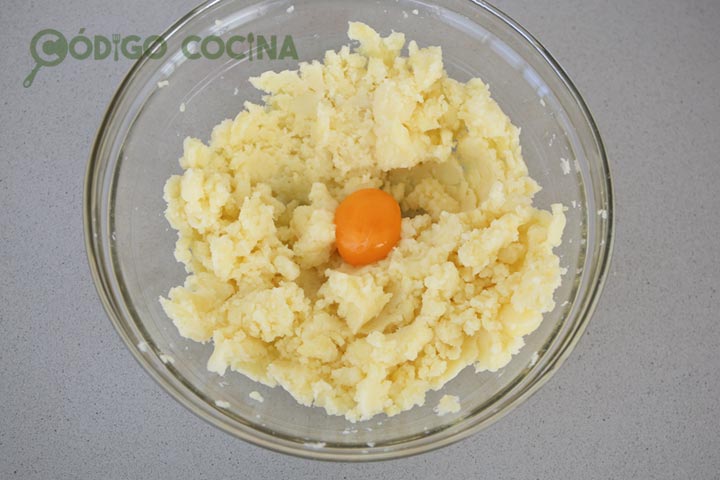Ajo atao con yema de huevo