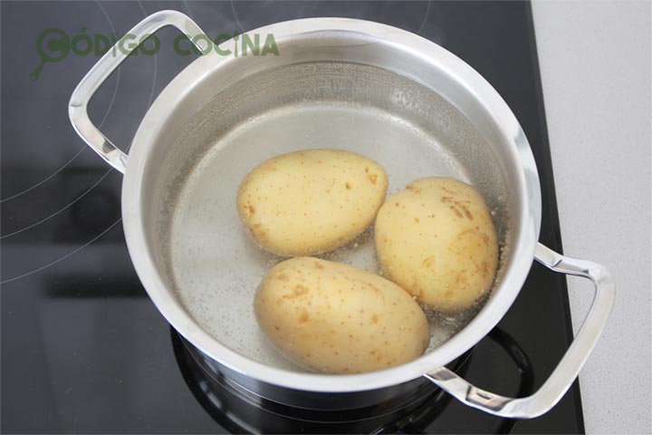 Cocer patatas enteras