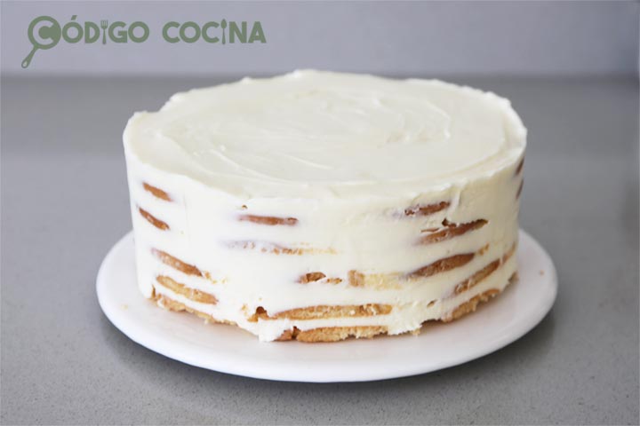 Desmoldar la tarta de limón y galletas