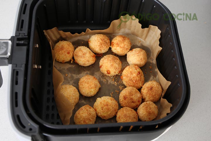 Bolitas crujientes de patata en freidora de aire