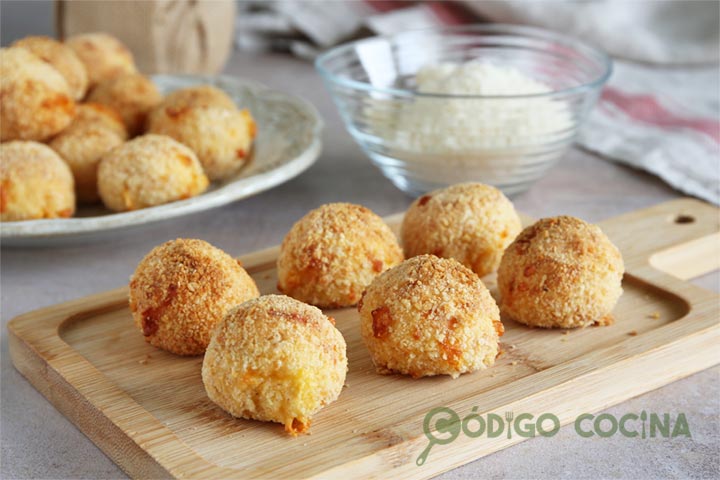Bolitas de patata y queso en freidora de aire