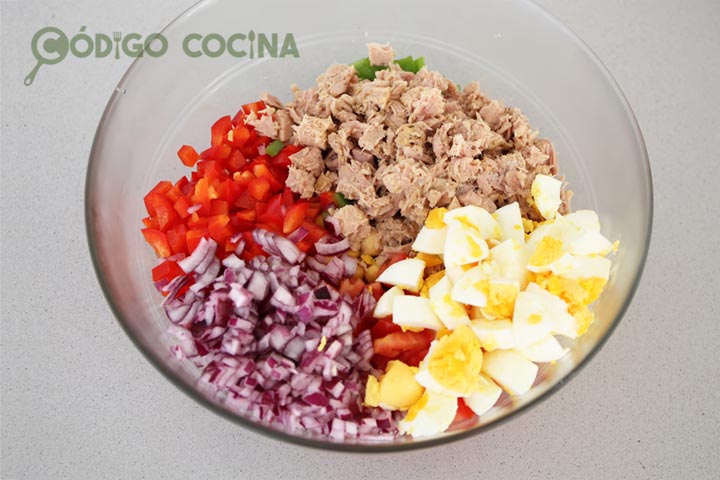 Picar y mezclar los ingredientes de la ensalada de garbanzos
