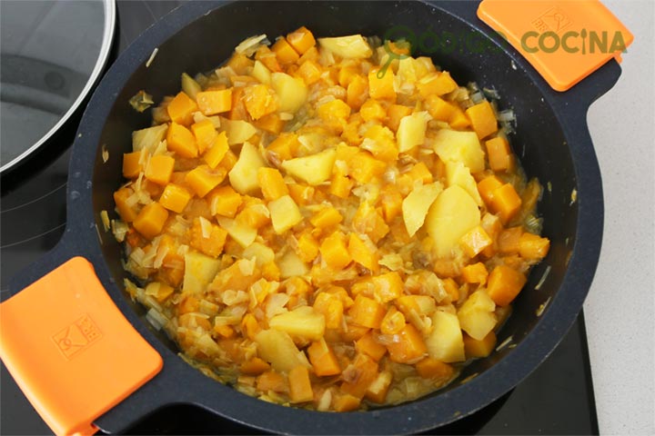 Cocer ingredientes para hacer la crema de calabaza