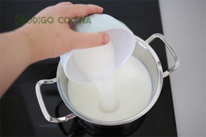 Leche caliente con azúcar