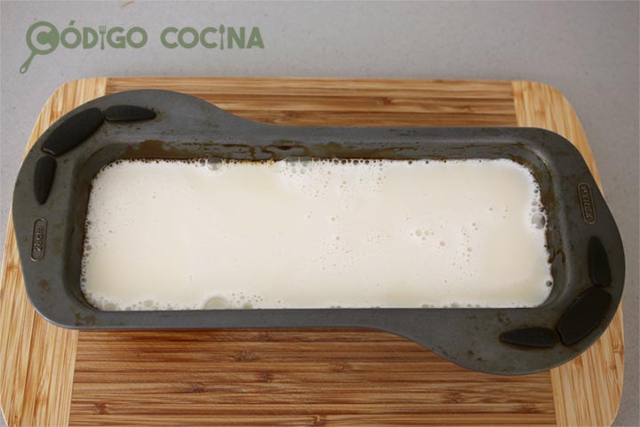 Pastel de cuajada en molde alargado
