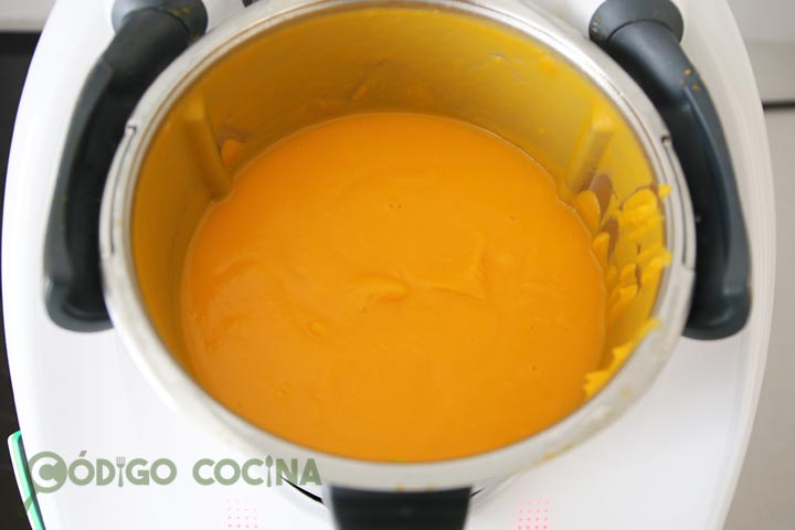 Triturar la crema de calabaza con aceite de oliva