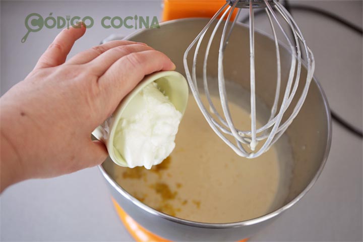 Incorporar el yogur a la masa