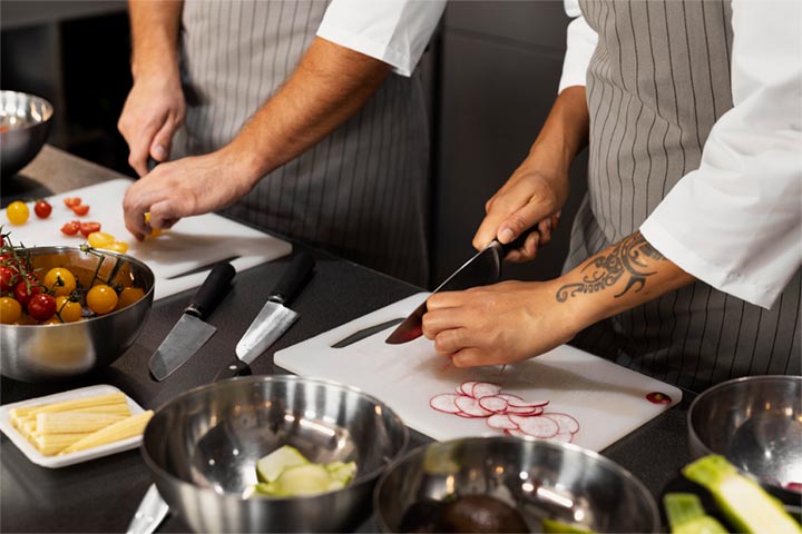 Estudiantes de cocina profesional formándose