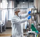 Operario trabajando en la industria alimentaria