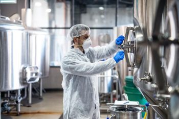 Operario trabajando en la industria alimentaria